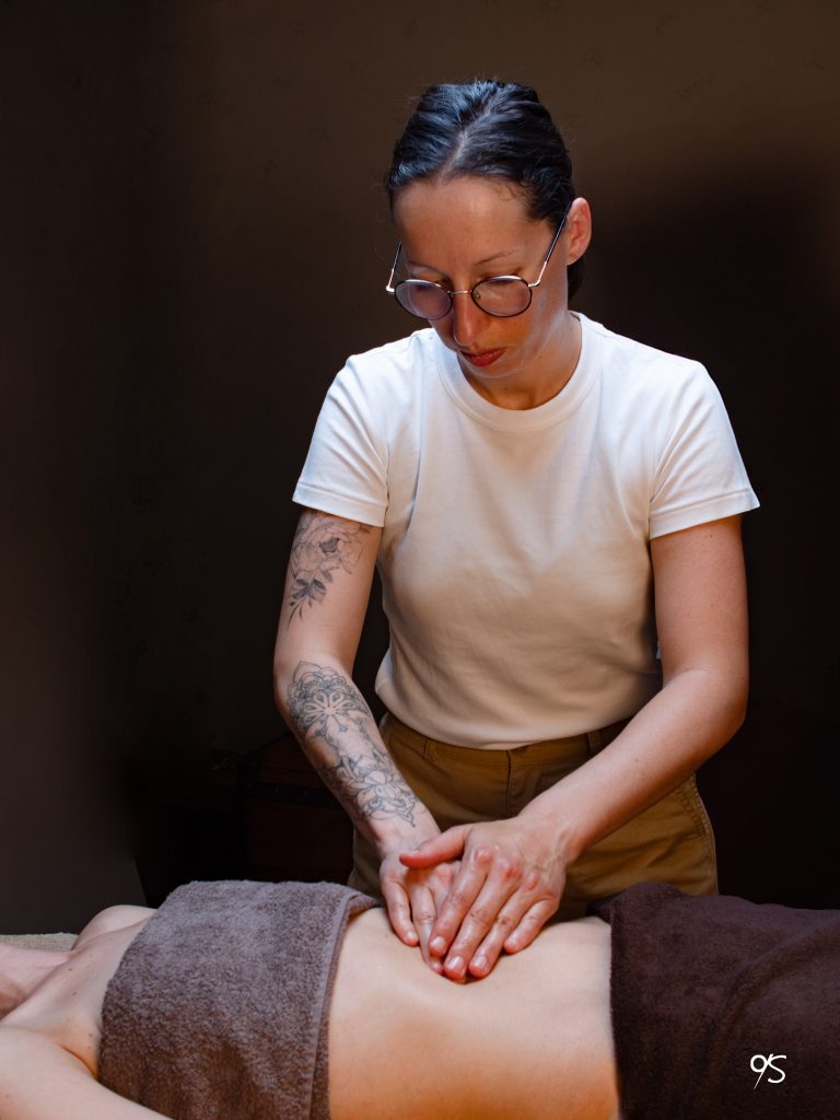masseuse qui masse le vente d'une femme
