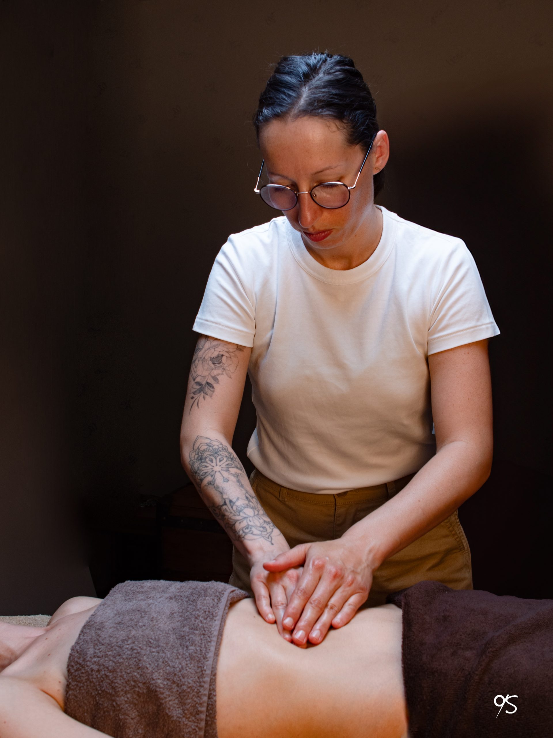 masseuse qui masse le vente d'une femme