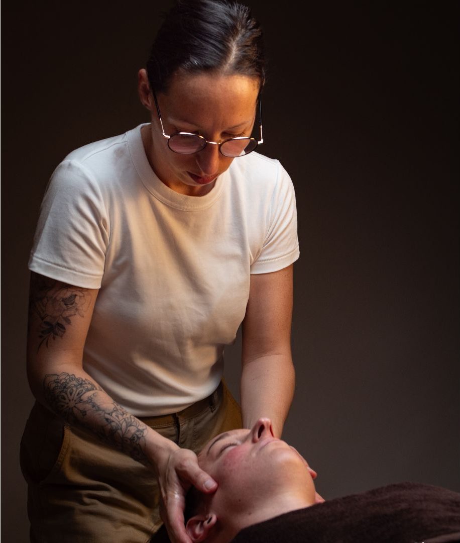 masseuse qui masse le crâne d'une cliente