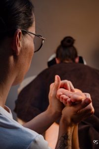 Massage des pieds, de la réflexologie, un client et une réflexologue