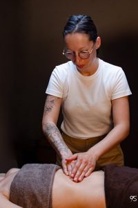 masseuse qui masse le vente d'une femme