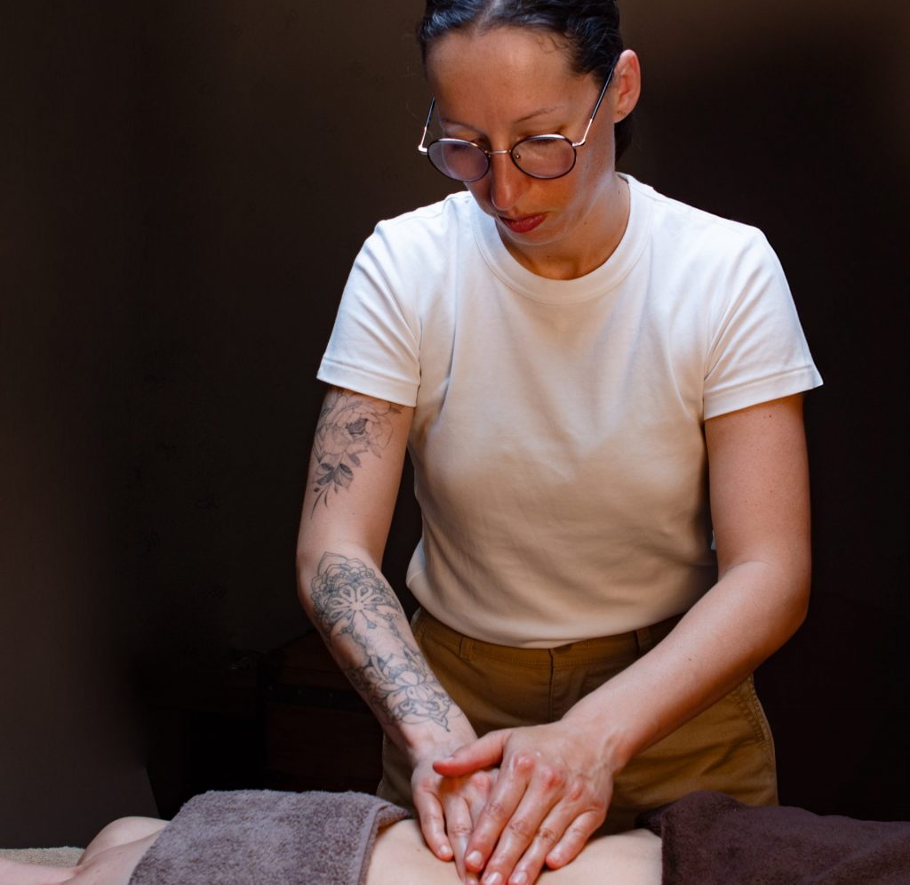 masseuse qui masse le vente d'une femme